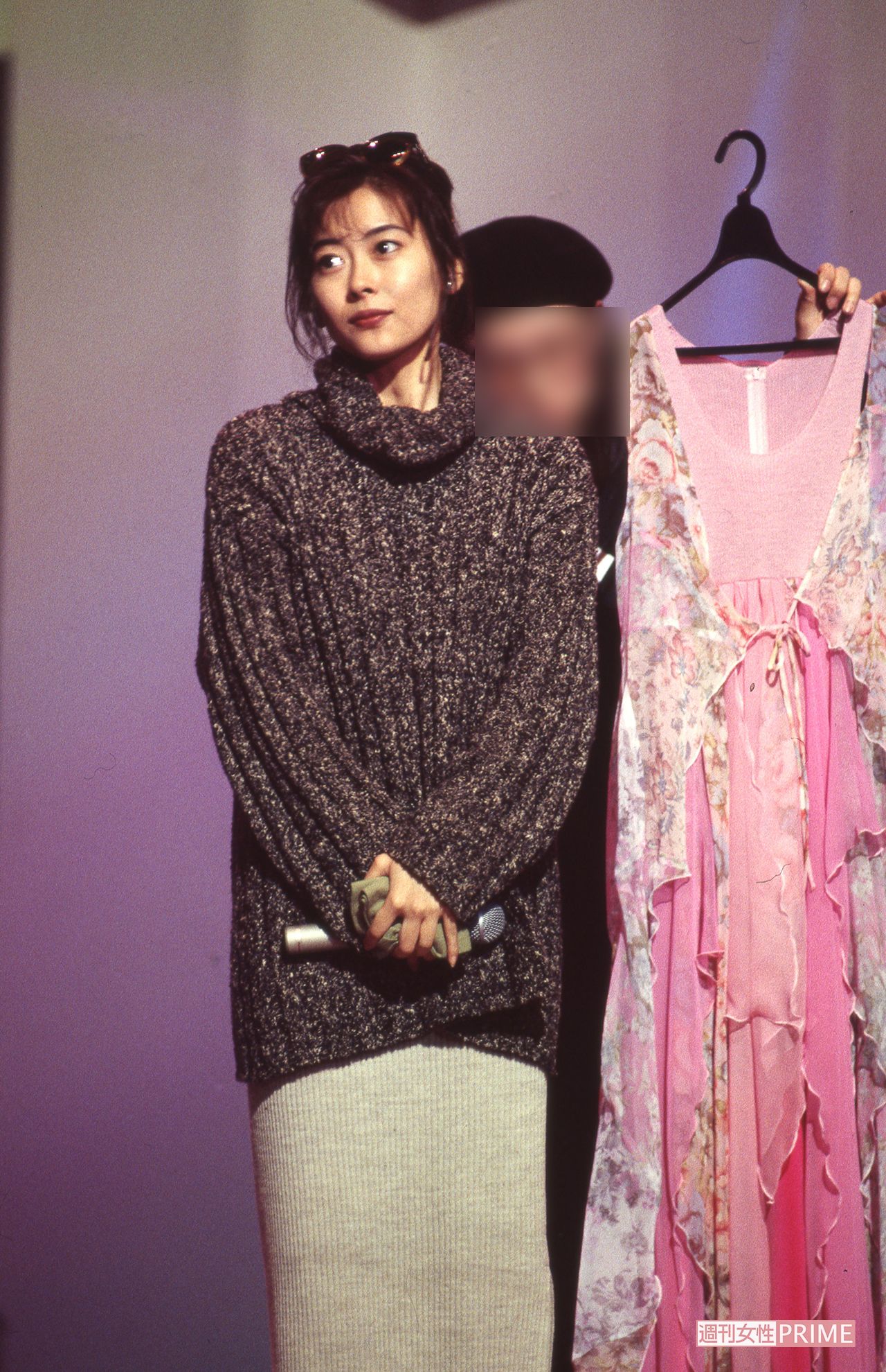 本番の衣装を横に、紅白のリハーサルを行う中山美穂（'93年）