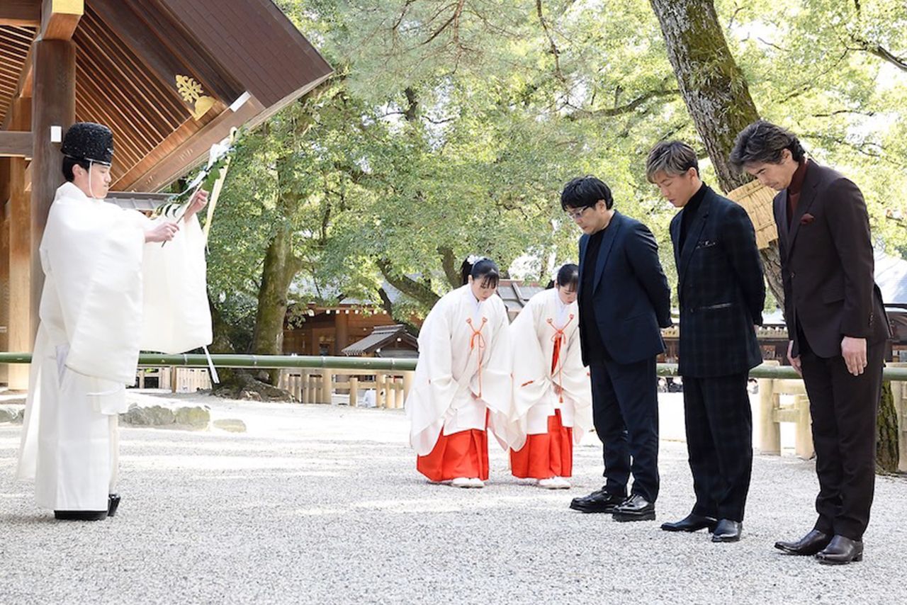 名古屋・熱田神宮で映画のヒット祈願を受ける3人。木村拓哉、伊藤英明、大友啓史監督この後、うなぎ店へ！