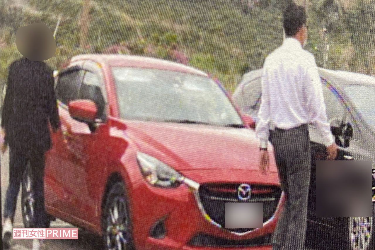 花畑で有名な地元の観光スポットでのデートが終わって車に乗り込むA子さんと松本憲二議員