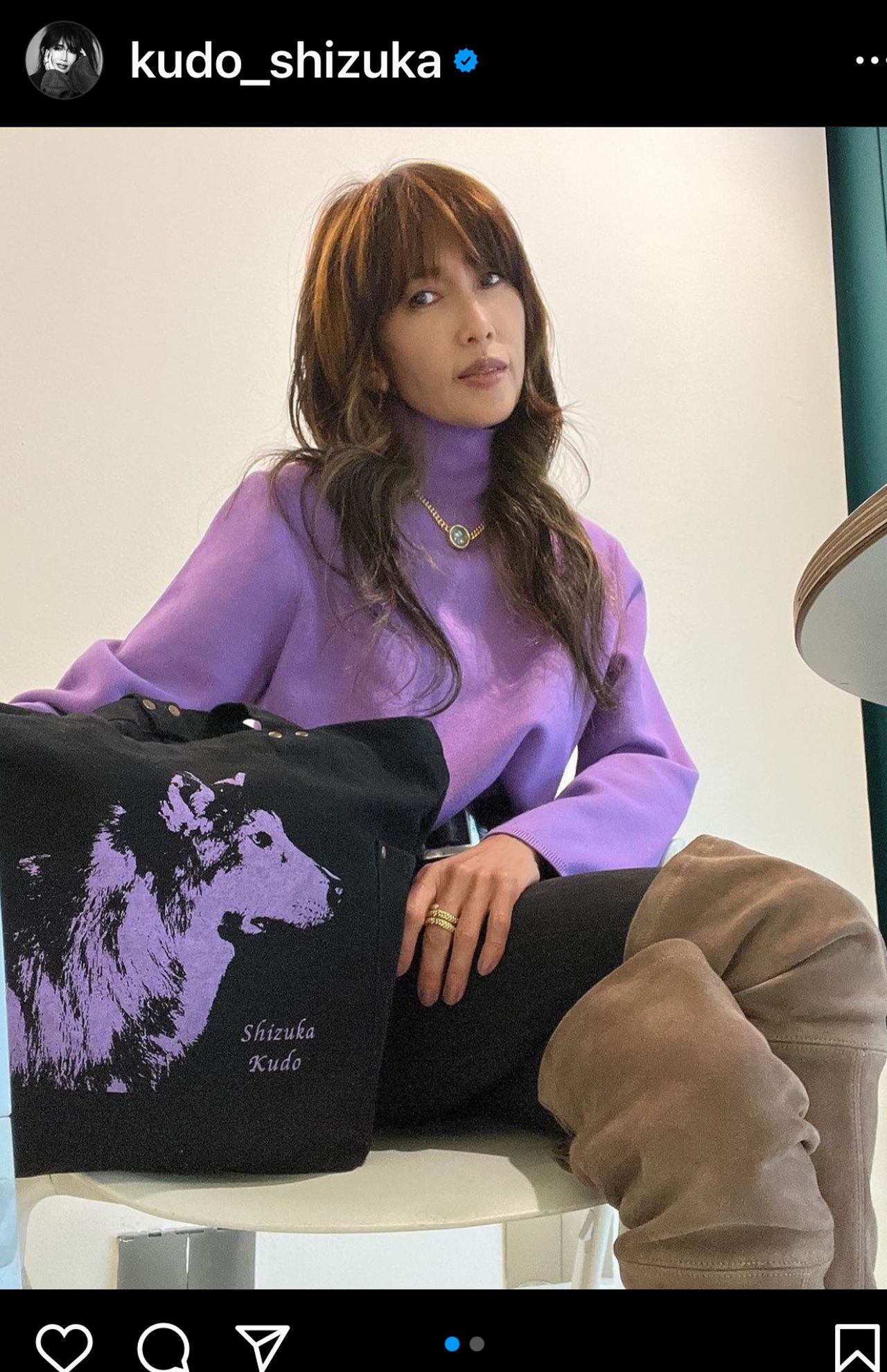 35周年記念グッズのワンコバッグとしーちゃん。黒×パープルがセクシーです（工藤静香公式インスタグラムより）