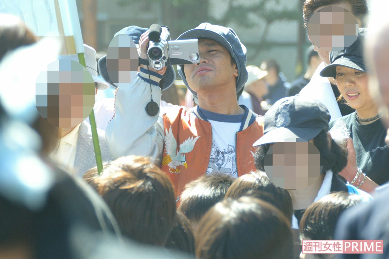 息子の運動会でビデオを撮る浜田雅功