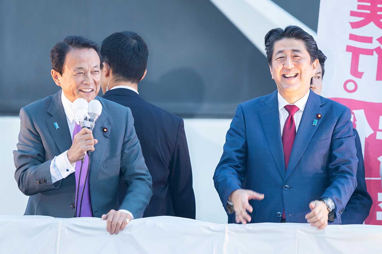ともに街頭演説する安倍晋三氏（右）と麻生太郎氏（左）（2018年9月）