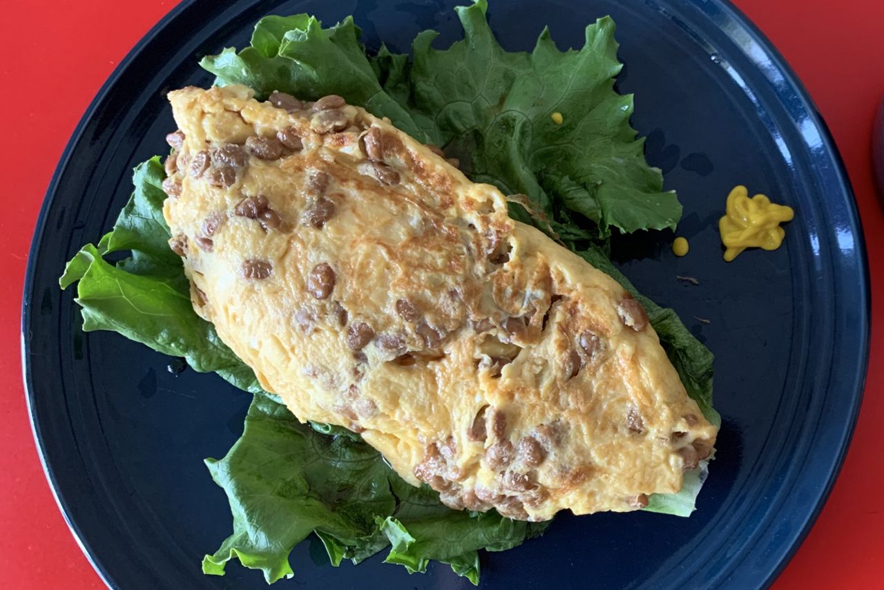 オムレツにひき肉の代わりに納豆を入れれば、カロリー控えめでありながら満腹感が得られる。