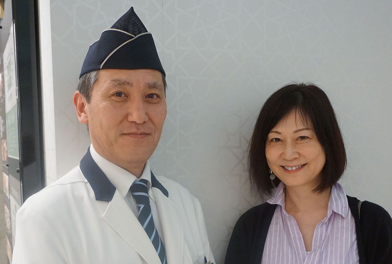 「ぜひご来店ください！」と惣菜・弁当担当マネージャーの鈴木さん（左）と、広報の宮川さん