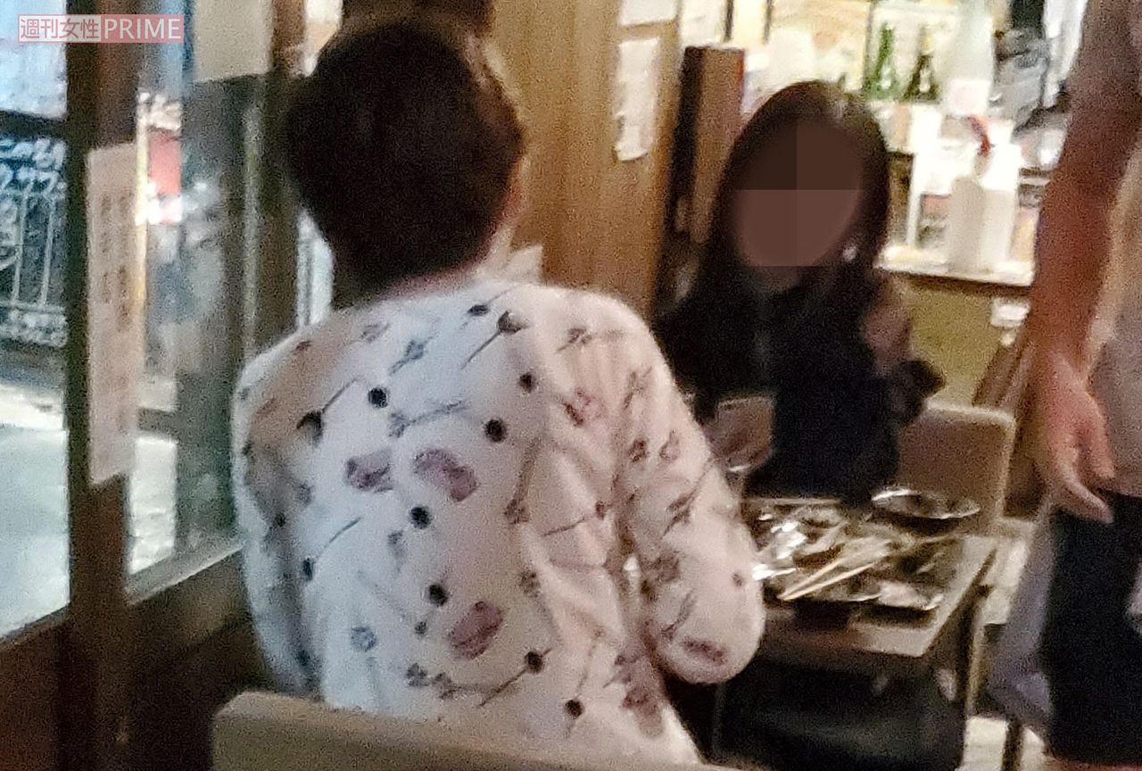 沖縄料理店で盛り上がりを見せる女性と小堀裕之