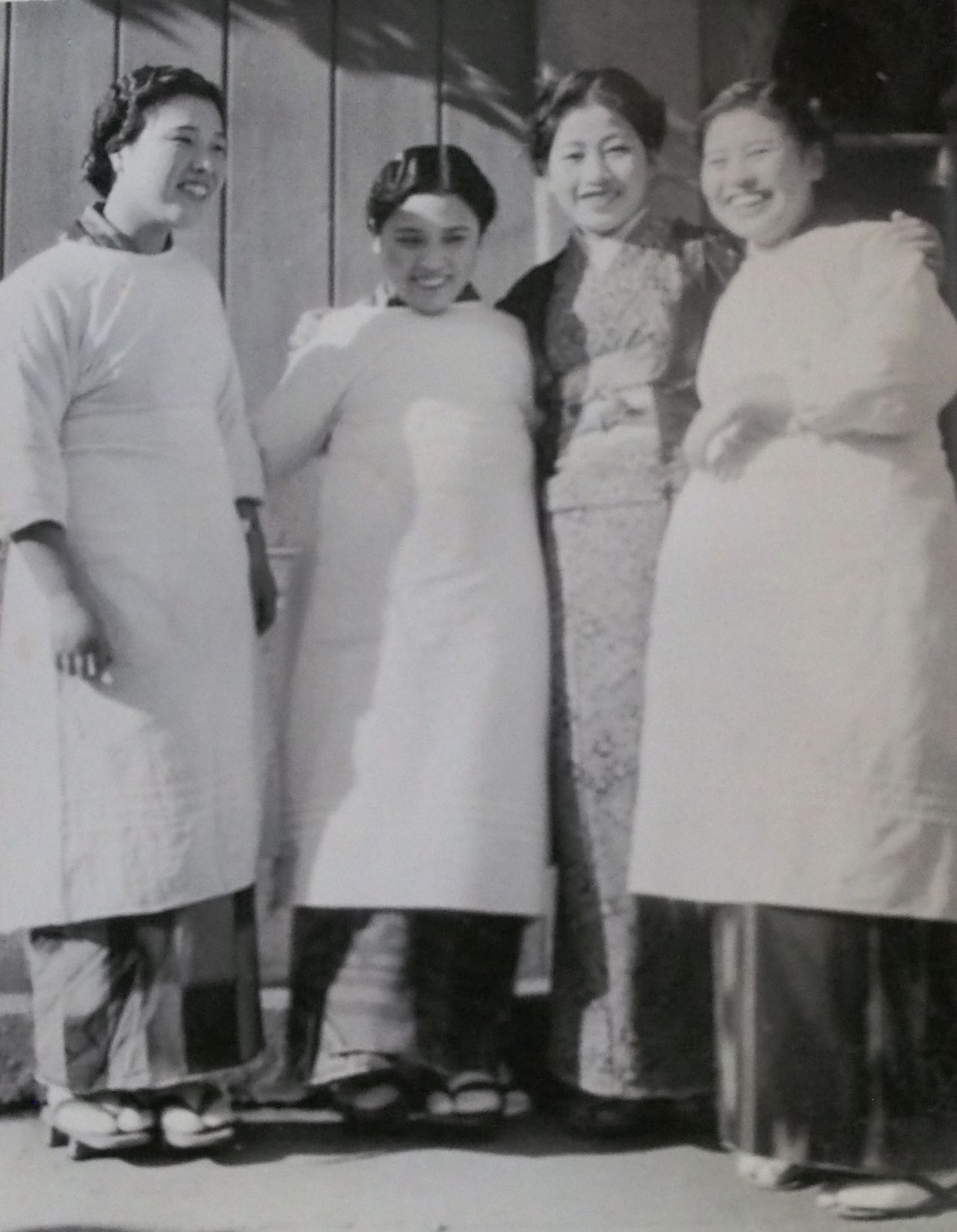 正月、晴れ着の上に白衣を羽織る看護師たち。1940年ごろ撮影