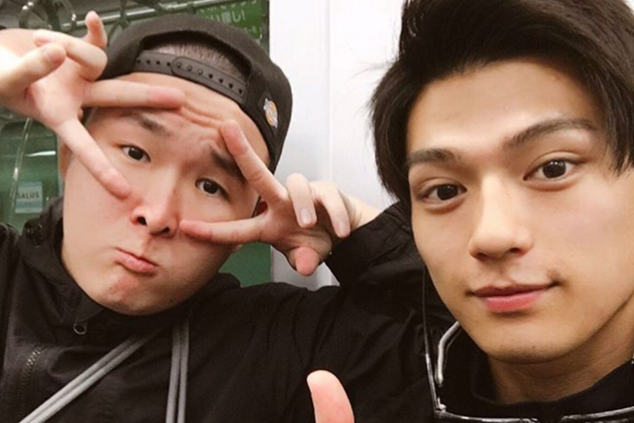 電車内での草野大成と新田真剣佑（インスタグラムより）