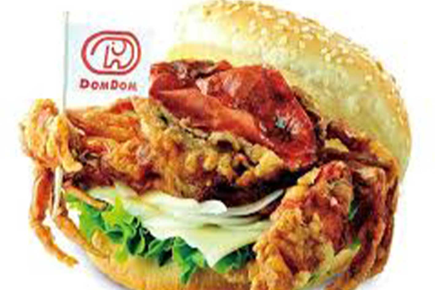 ドムドムのカニは堂々たる体躯。決して白旗をあげているワケではない