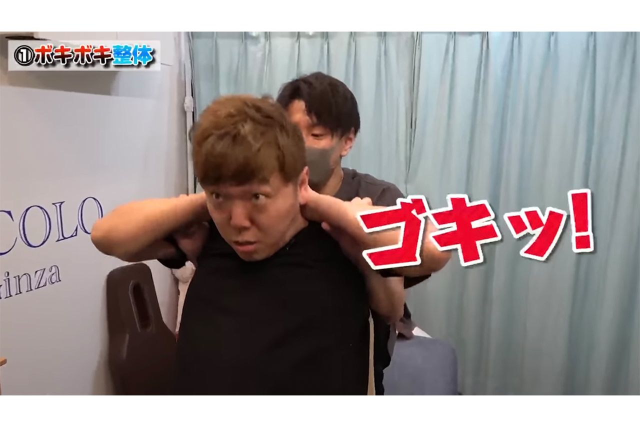 ヒカキンが首のボキボキ整体を受けている様子。YouTube「HikakinTV」より