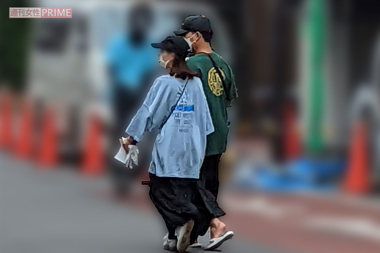 2022年7月、オープンしたばかりの飲食店をのぞくなど、Aさんと街ブラデートを楽しんでいた『四千頭身』後藤