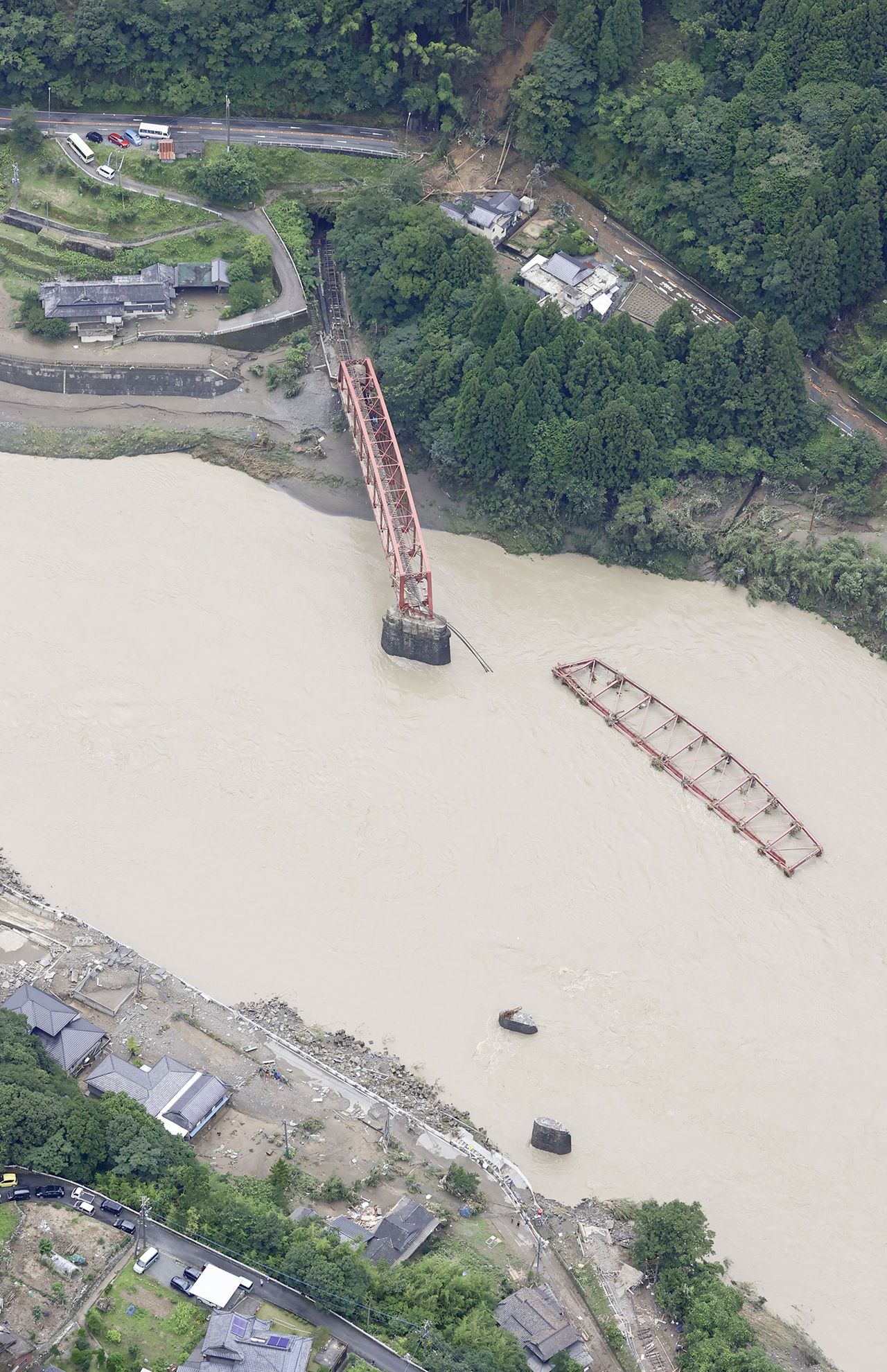大雨の被害で途中で途絶えてしまった線路