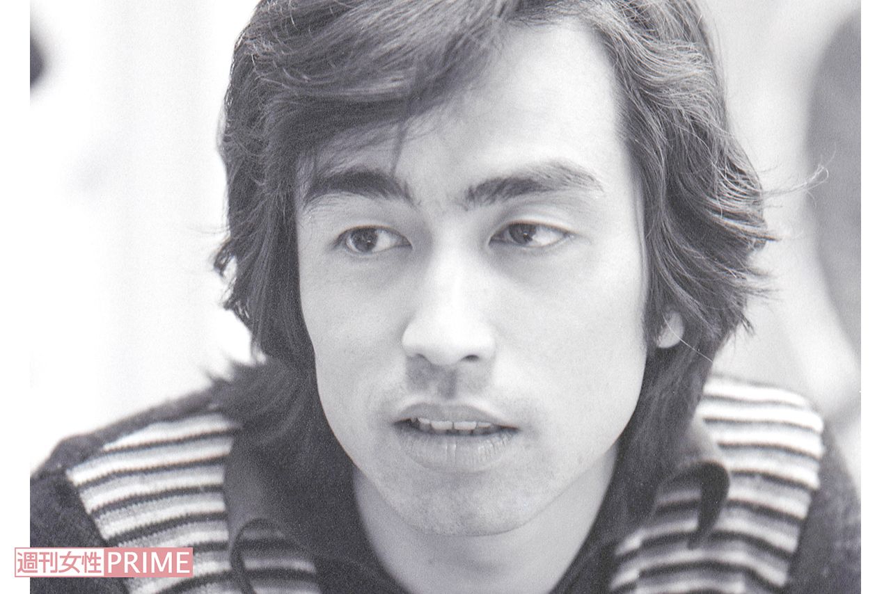 ドリフ加入2か月前の志村けんさん。人をへて、'74年4月からザ・ドリフターズのメンバーに。『8時だョ!全員集合』（TBS系）の少年少女合唱団で歌った『東村山音頭』で一躍、小学生のアイドルに。PTAには“子どもに見せたくない番組”として目の敵にされたが、最高視聴率は50・5％!