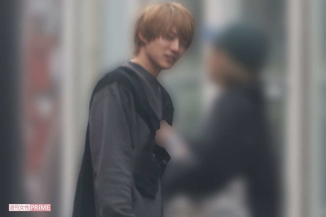 『推しの子』撮影中に休憩する櫻井海音