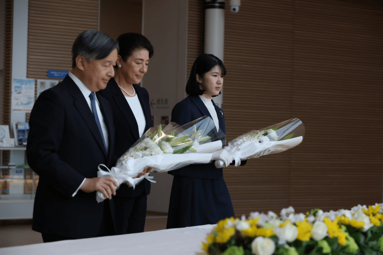 福島県双葉町の「東日本大震災・原子力災害伝承館」で花を供える天皇、皇后両陛下と愛子さま（2026年4月6日）