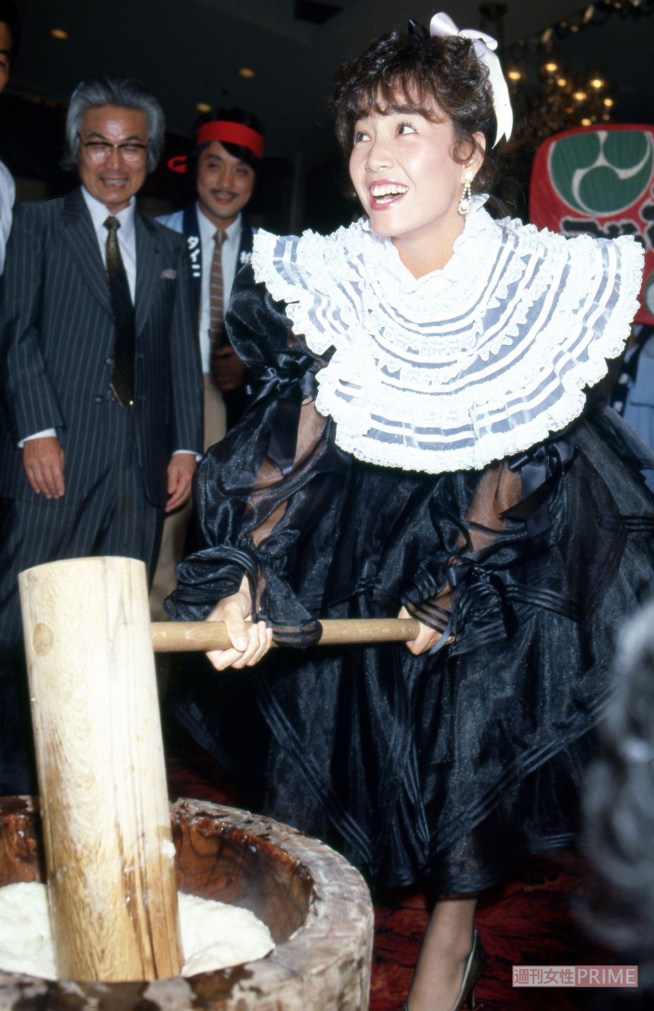 18歳の誕生パーティーで楽しそうに餅をつく柏原芳恵