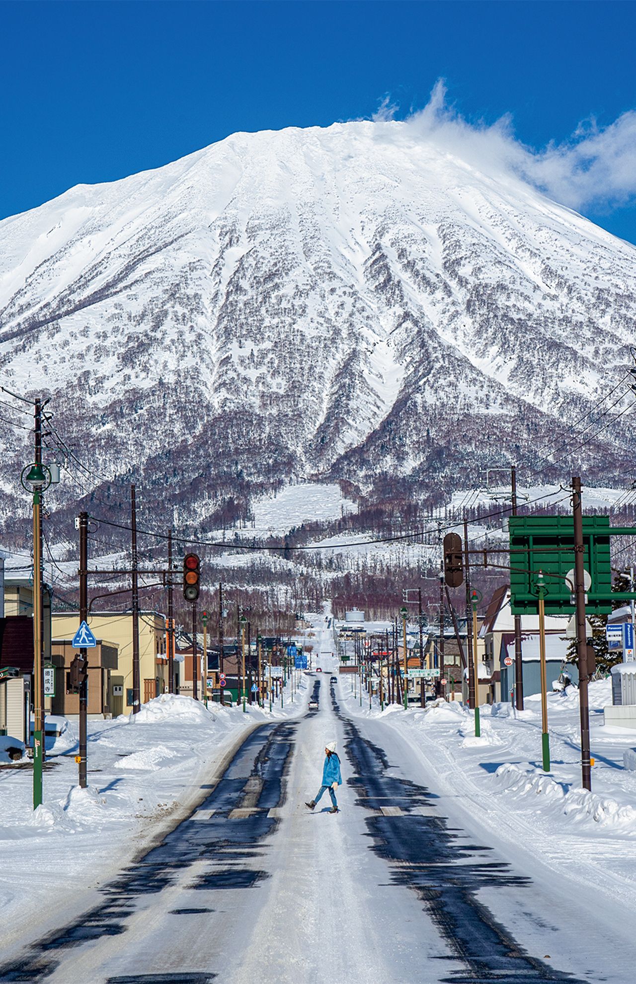 真狩村のメインストリートから見上げる羊蹄山