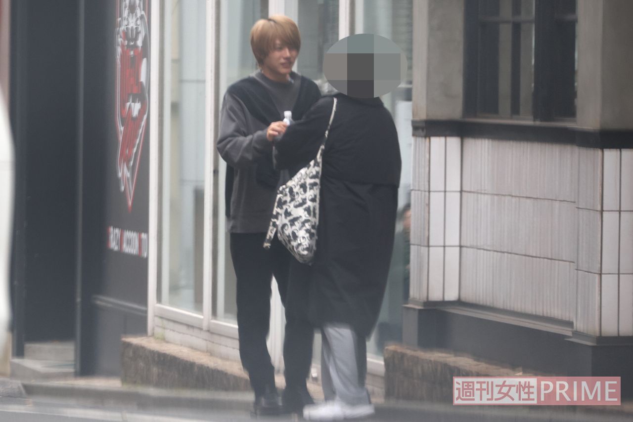 『推しの子』撮影中に休憩する櫻井海音