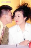 1997年、ドラマ『ふぞろいの林檎たち4』の制作発表で、中島唱子(右)に耳打ちする柳沢慎吾