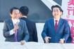 ともに街頭演説する安倍晋三氏(右)と麻生太郎氏(左)(2018年9月)