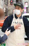 焼き芋店の営業中に直撃インタビューを受けるやまもとまさみ