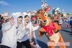 鈴やリボンでおめかししたコミカルなトナカイと仲よしスリーショット!「今しか会えないキャラクターもたくさん♪」(財木)「鈴の音や雪景色に、テンション上がる〜!」(横田) 撮影/廣瀬靖士 (c)Disney