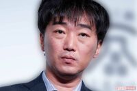 【目撃撮】スピードワゴン小沢一敬、慶應大学通信課程で「学びなおし」ワイルドな“金髪ヒゲ”スタイルを発…