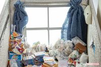 「ゴミ屋敷で孤独死」部屋には尿入りのペットボトルも…遺品整理人からのメッセージ