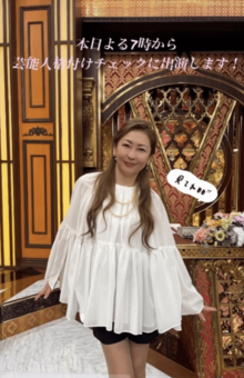 金髪ロングで登場した中山美穂（公式インスタグラムより）