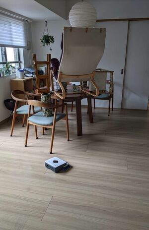 床にはモノを置かない。リビングの椅子を机に上げてロボット掃除機もスイスイ！