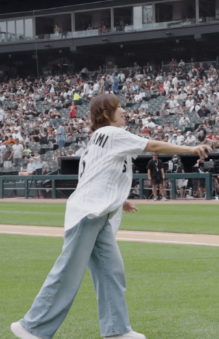 始球式に登場した村上宗隆の両親（シカゴ・ホワイトソックスのX公式アカウントより）