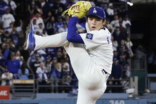 試合を締めくくる“ドジャースの守護神”として活躍する佐々木朗希／共同通信