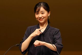 鳥取のご視察では、手話パフォーマンス甲子園の開会式にて、手話を披露された（9月14日）