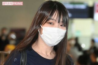 NY便の飛行機に乗り込む直前の小室眞子さん