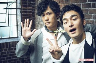 香取カメラマンがパシャ。アレ、つよぽんが目をつぶっちゃった。これって、慎吾ちゃんの狙い……かな!?