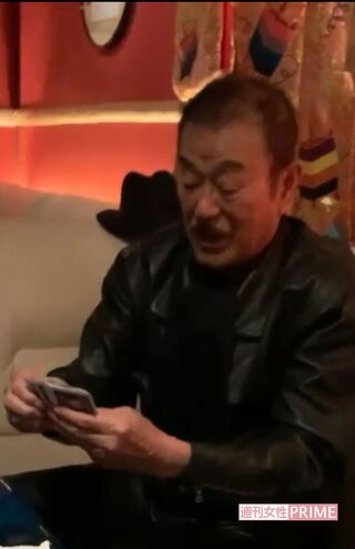 今年２月ごろ、友人たちにトランプのマジックを披露する千葉真一さん