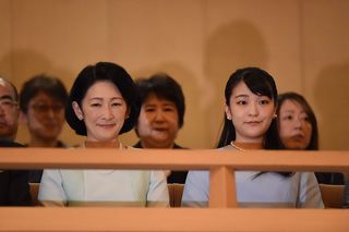 6月2日、琉球舞踊をご鑑賞。時折笑顔で顔を見合わせる場面も