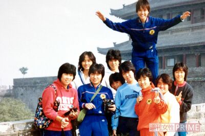 '83年代表チームで中国遠征に行ったとき。後方で手を広げているのはなでしこジャパン高倉麻子前監督。岡島さんは前列左端