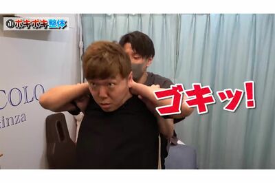 ヒカキンが首のボキボキ整体を受けている様子。YouTube「HikakinTV」より