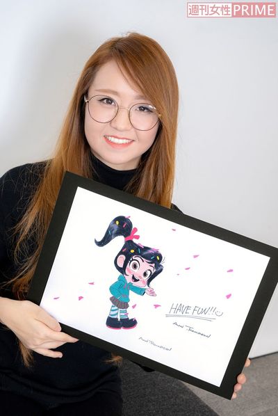 アミ・トンプソンさん。『週刊女性』のためにイラストを描いてくれました！　撮影／佐藤靖彦　(c)2018 Disney. All Rights Reserved.