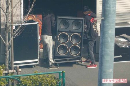 2026年2月中旬、『theGazettE』が使用する倉庫から自身の荷物を取り出す葵（左）。その後、荷物は楽器店に搬入された