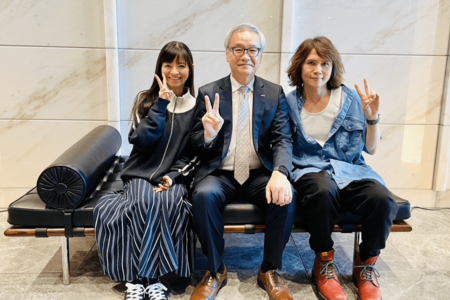 婚姻届の証人である鳥貴族の大倉社長との3ショット