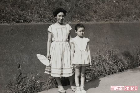 幼少期はいつも母娘2人で行動していた