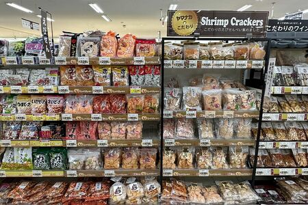 商品棚にはえびせんがズラリ