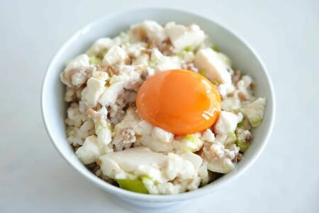 卵黄をのせた豆腐丼（筆者撮影・東洋経済オンライン）