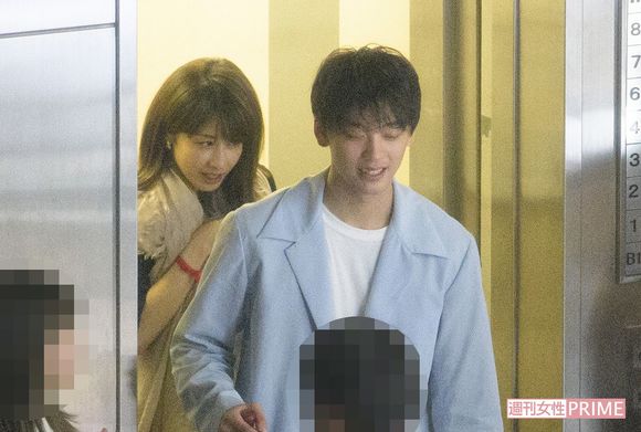 2次会から出てきた竹内と加藤綾子