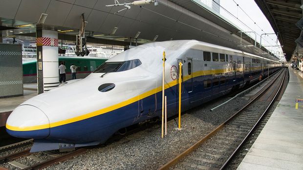 東京駅で停車している上越新幹線E4系「Maxたにがわ」