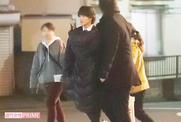 この日は、作中のC5の制服ジャケットを着て撮影に臨んでいた