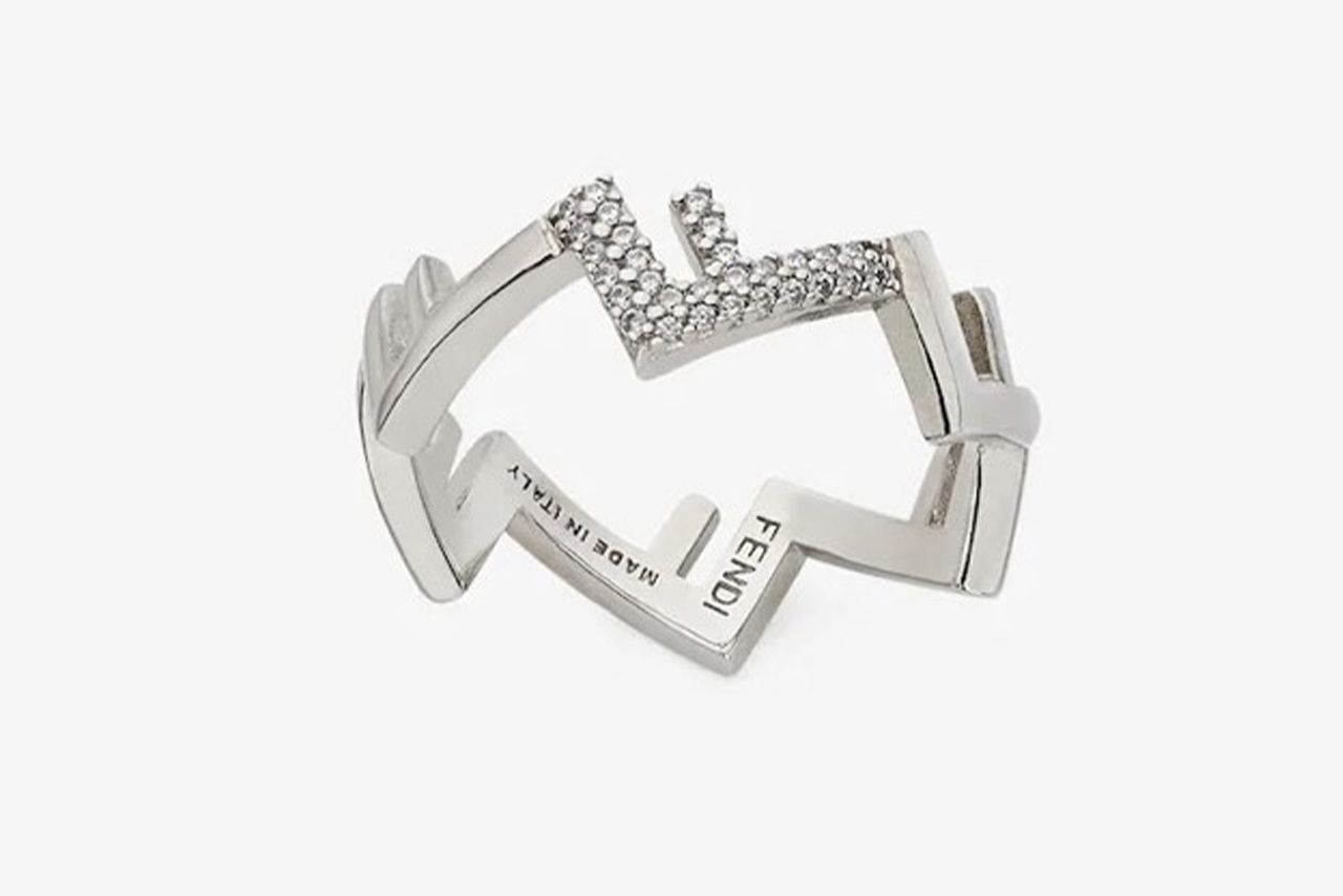 目黒蓮が着用し、国内で完売したFENDIのリング（公式ホームページより）