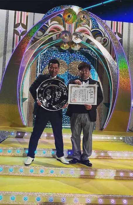 左から元相方の兼光タカシと岩橋良昌。プラスマイナスで、'23年の上方漫才大賞を受賞した（兼光のXより）