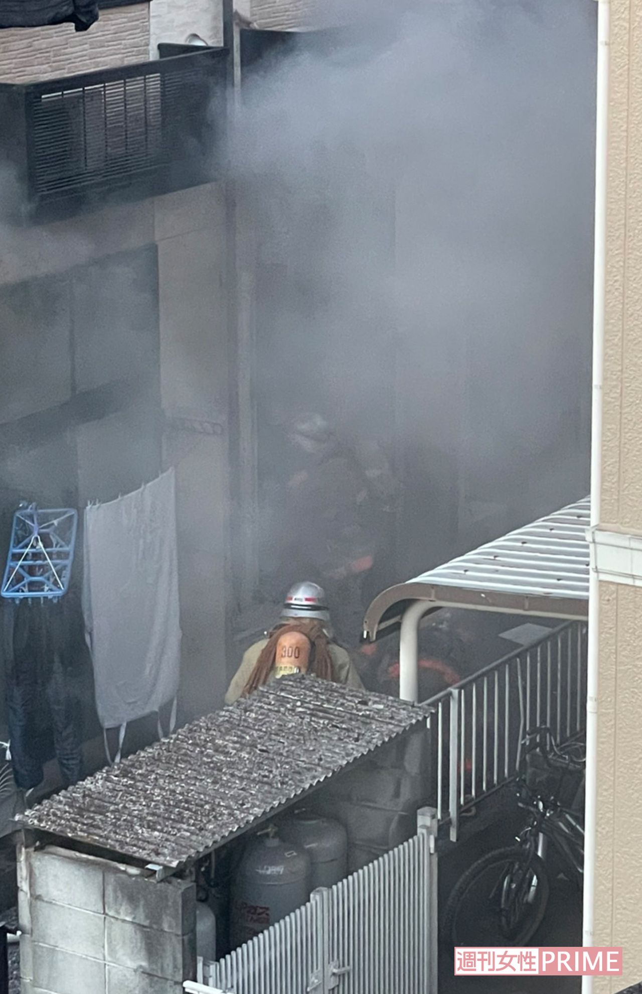 煙を吐き出し続ける田原春貴之容疑者の部屋（目撃者提供）